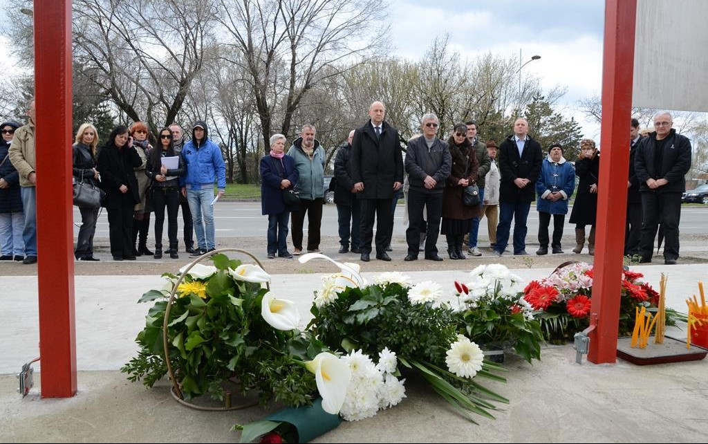 DA SE NE ZABORAVI: Upaljene sveće na spomen obeležju stradalih u POŽARU DISKOTEKE KONTRAST 